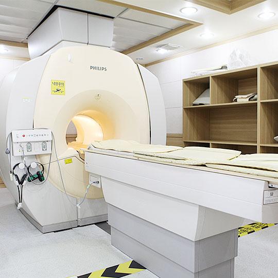 MRI 기기 전면부 사진
