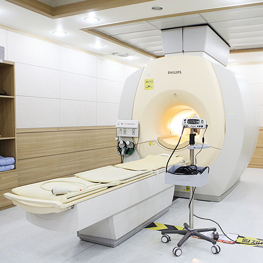 MRI 기기 전면부 사진