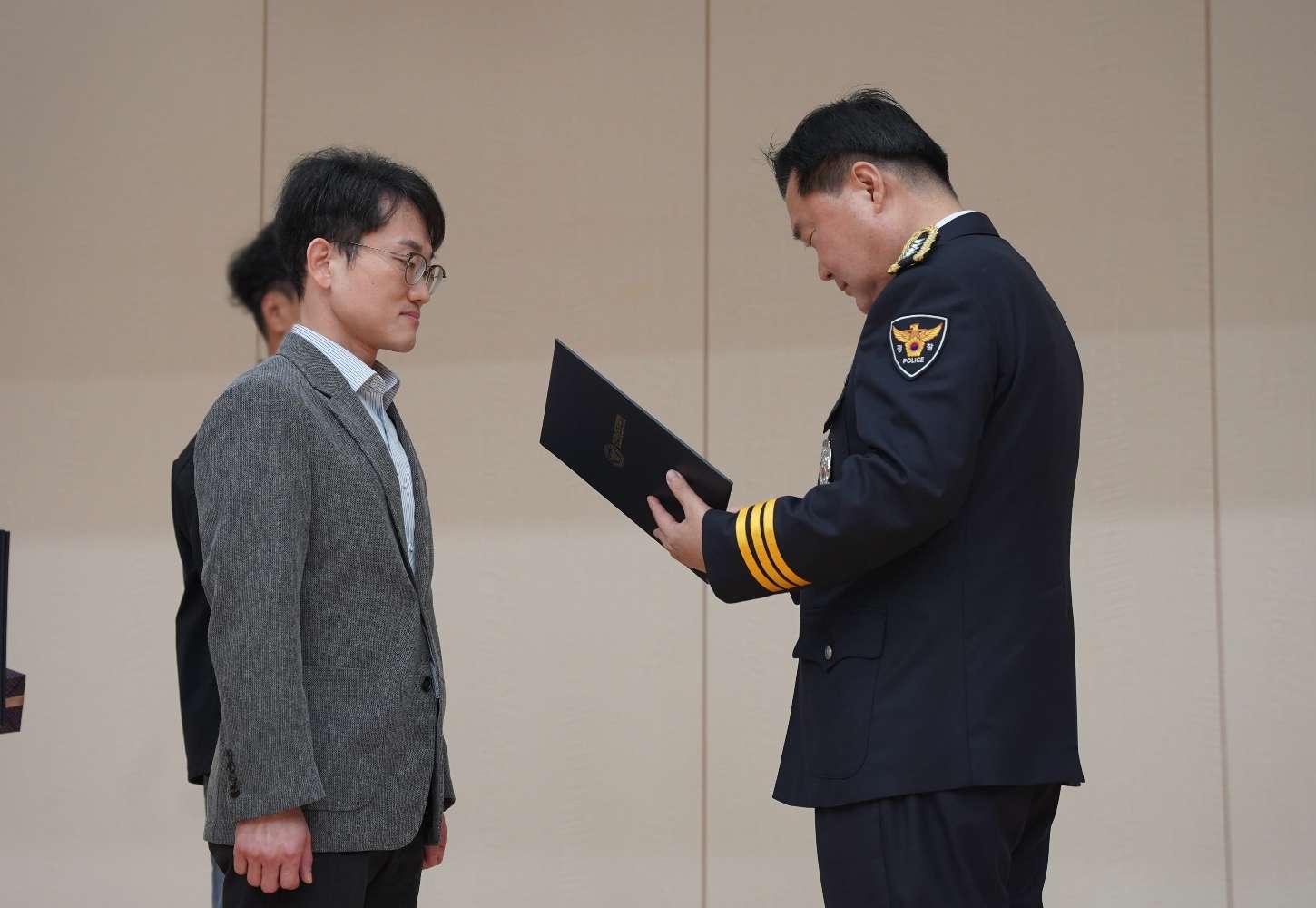 김병욱 원장이 전남경찰청장으로부터 감사장을 수여받고 있다.