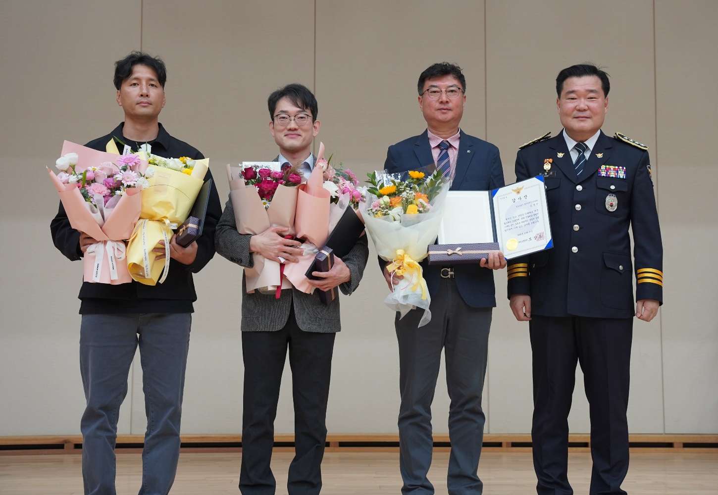 김병욱 원장을 비롯한 감사장 수여자들이 전남경찰청장과 함께 기념촬영을 하고 있다.