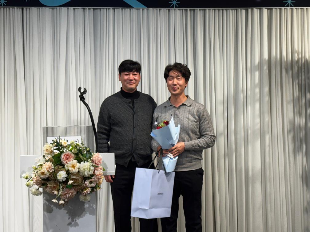 행정부장이 신경외과 채기환 대표원장과 기념촬영을 하고 있는 모습