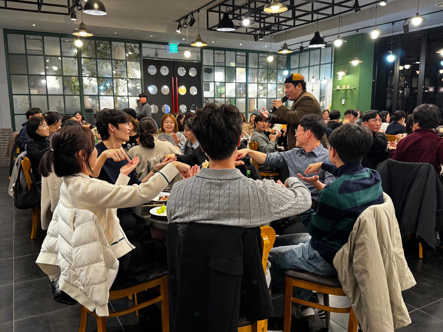 손가락잡기 반사신경(콕콕콕) 게임에 도전하고 있는 의사들의 모습