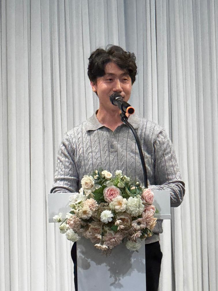 송년회 개회사를 진행하는 목포신세계병원 채기환 원장님 모습을 클로즈업한 사진