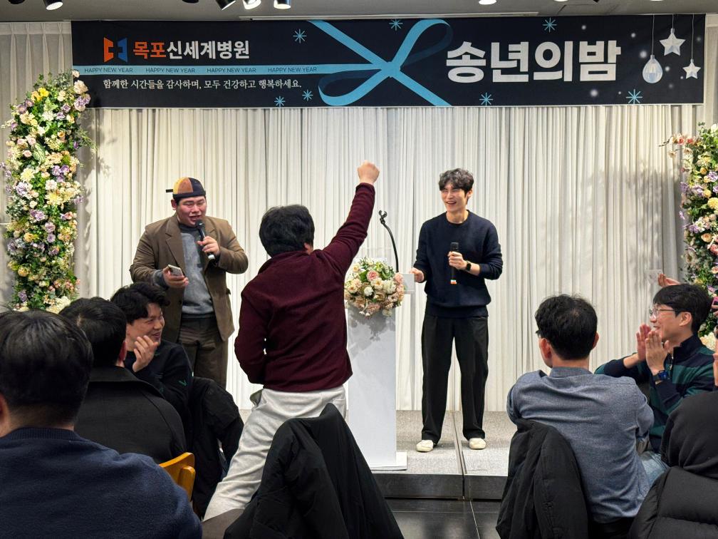 영상의학과 유중헌 원장이 경품 추첨을 진행하고 있는 모습