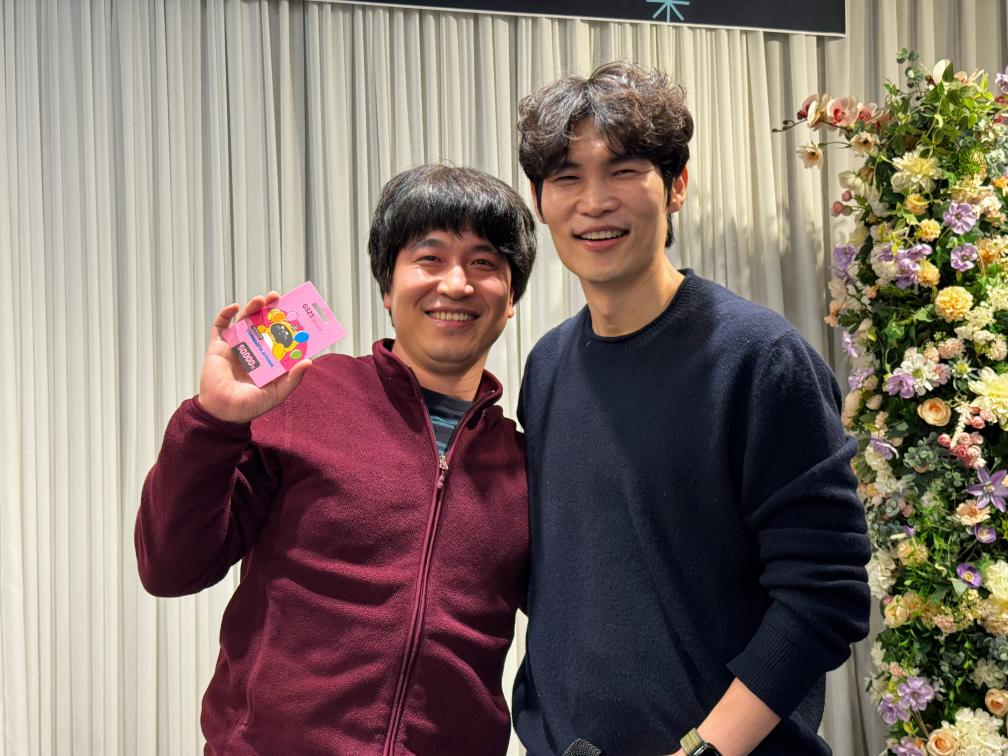 영상의학과 유중헌 원장이 경품 당첨자와 기념촬영을 하고 있는 모습