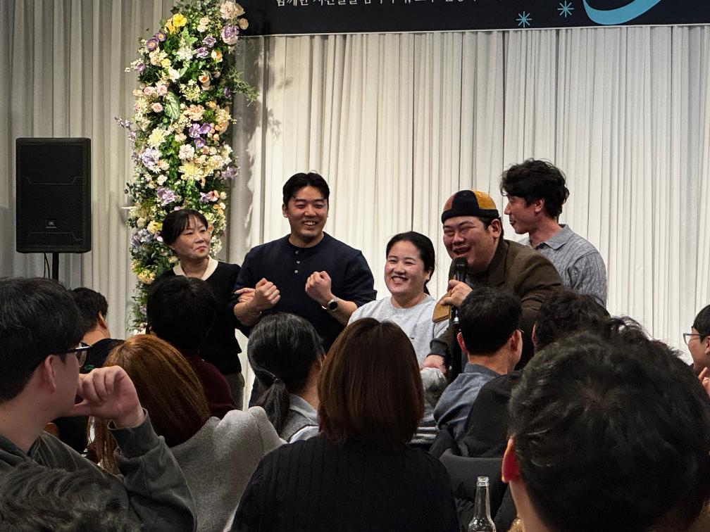 각 테이블에서 선출된 대표가 목소리가 가장 큰 사람을 뽑는 야야야(꽥꽥) 게임을 진행하고 있는 모습